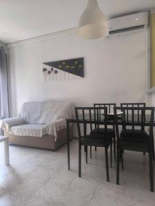 1 dormitorio con mesa, sillas y 1 cama en Rincón en el centro de Palamós, en Palamós 22 fotos más