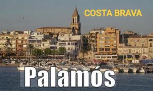 una imagen de una ciudad con barcos en el agua en Rincón en el centro de Palamós, en Palamós