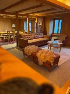 Imagen de la galería de Historic Lakeview Swiss Chalet near Interlaken, en Niederried