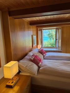 Imagen de la galería de Historic Lakeview Swiss Chalet near Interlaken, en Niederried