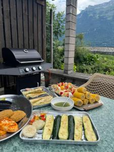 Imagen de la galería de Historic Lakeview Swiss Chalet near Interlaken, en Niederried