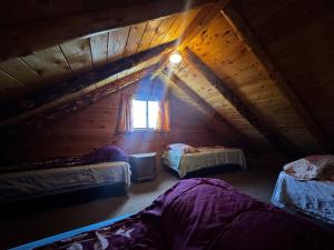 Postel nebo postele na pokoji v ubytování Riverfront Loft 5