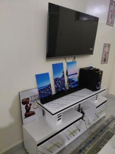Una televisión o centro de entretenimiento en SharkEmpire 4 fotos más