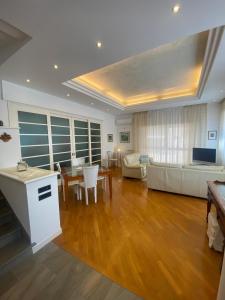 a living room with a couch and a table at A Casa di Ale in Gubbio
