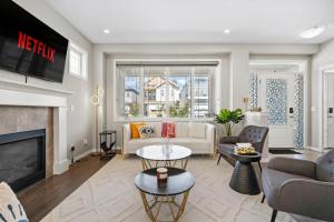 Χώρος καθιστικού στο Large House with Billiards, 5 Bedrooms, Garage Parking & Free Banff Access