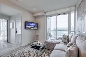 TV a/nebo společenská místnost v ubytování Down Town CN Tower View 2BR Condo with Balcony and WiFi