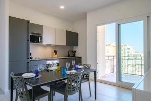 a kitchen with a dining room table with chairs at Casa Bea & Gin - Via Giacomo Matteotti 2A in Sassari