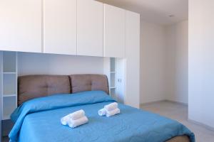 a bed with two towels on top of it at Casa Bea & Gin - Via Giacomo Matteotti 2A in Sassari