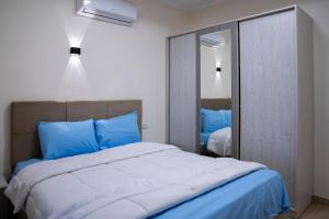 ein Schlafzimmer mit einem großen Bett und einem Spiegel in der Unterkunft Al Dora Residence Apartments in Hurghada