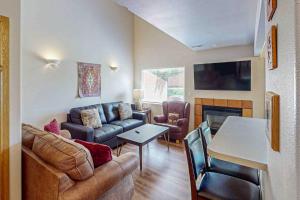 una sala de estar con un sofá y una mesa en Solano Vallejo 3352, en Moab