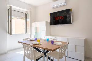 a dining room with a wooden table and chairs at Casa Bea & Gin - Via Giacomo Matteotti 2A in Sassari