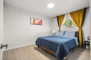Una cama o camas en una habitación de Spacious 3BR Southview Family Home , 14 Min to Airport, 8 Min to Downtown &Zoo