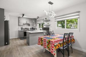 Una cocina o cocineta en Spacious 3BR Southview Family Home , 14 Min to Airport, 8 Min to Downtown &Zoo