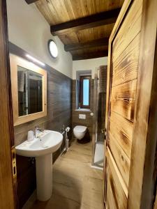 クティリアーノにあるAgriturismo Podere Paradisoの洗面台とトイレ付きのバスルーム
