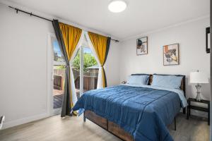 Una cama o camas en una habitación de Spacious 3BR Southview Family Home , 14 Min to Airport, 8 Min to Downtown &Zoo