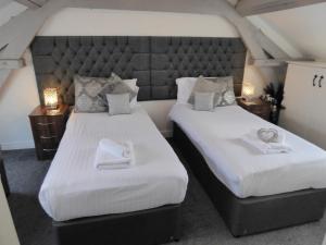 two beds in a room with white sheets at Hamlet Cottage sleeps 3-4 Stratford upon Avon in Stratford-upon-Avon