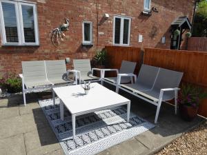 a group of chairs and a table on a patio at Hamlet Cottage sleeps 3-4 Stratford upon Avon in Stratford-upon-Avon