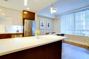 アーリントンにあるComfortable Stay Near Reagan Airport & DCのキッチン(カウンタートップ、冷蔵庫付)