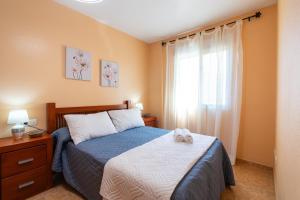 Un dormitorio con una cama y una ventana en Águilas Tranquilo a 5 min Playa, Wifi y Aire Acondicionado - by Aloha Palma, en Águilas