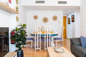 a living room with a table and chairs at Vacaciones Aguilas con Aire Acondicionado y Wifi - by Aloha Palma in Águilas
