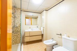 a bathroom with a toilet and a sink and a shower at Vacaciones Aguilas con Aire Acondicionado y Wifi - by Aloha Palma in Águilas