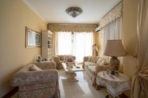 un salon avec des canapés et une table dans l'établissement Villa Marchese, à Trecastagni