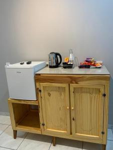 eine Küchentheke mit Kühlschrank und Geschirrspüler in der Unterkunft Flat MDC 02 in Iturama
