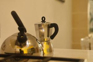 a tea kettle sitting on top of a counter at Adinkra Suits in Ħal Balzan