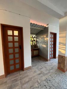 une chambre vide avec deux portes et du carrelage dans l'établissement Casa Campestre Claro de Luna - Fusagasugá, à Fusagasuga