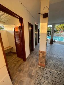 un couloir d'une maison avec une porte et une piscine dans l'établissement Casa Campestre Claro de Luna - Fusagasugá, à Fusagasuga 38 autres photos