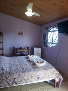 - une chambre avec un lit doté de 2 paniers dans l'établissement Pousada Conquista do Paraíso, à Alto Paraíso de Goiás