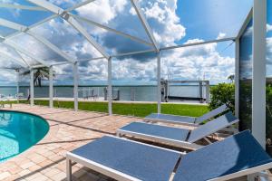 Bazén v ubytování Waterfront Hideaway | Panoramic Bay Views nebo v jeho okolí