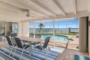 Bazén v ubytování Waterfront Hideaway | Panoramic Bay Views nebo v jeho okolí