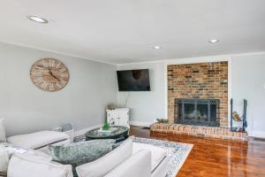 Χώρος καθιστικού στο Pool and Deck Pond-View Getaway in Newnan!