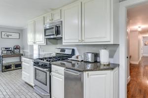 Η κουζίνα ή μικρή κουζίνα στο Pool and Deck Pond-View Getaway in Newnan!