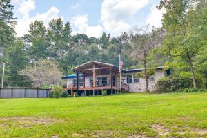 Κήπος έξω από το Pool and Deck Pond-View Getaway in Newnan!