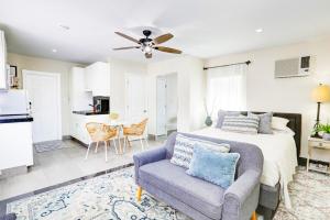 Un dormitorio con una cama y un sofá y una cocina. en La Moderna - A Private Guesthouse, en Hollywood