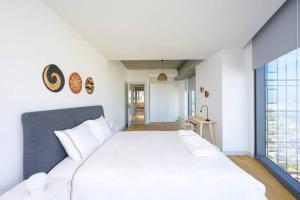 イスタンブールにあるGorgeous Corner Deluxe 1bd Condopoolviews! #133の大きな白いベッドと窓のある寝室 +18枚の写真