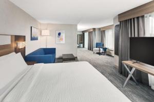Μια τηλεόραση ή/και κέντρο ψυχαγωγίας στο Holiday Inn Express Hotel & Suites Youngstown - North Lima/Boardman by IHG