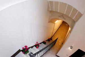 トラーパニにあるL'isola Feliceの花の咲く建物の階段の上部