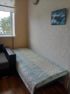 a small bed in a room with a window at Peatuspaik Paides in Paide