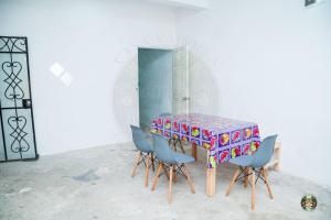 a table and four chairs in a room at Casa Vainilla - Privacy, Best For Families, Tecolutla in Tecolutla