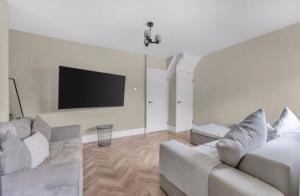 Μια τηλεόραση ή/και κέντρο ψυχαγωγίας στο Modern terraced house