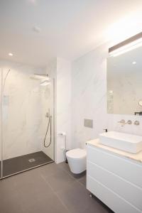 a bathroom with a sink and a toilet and a mirror at Liiiving in Gaia - Cooper Residence Apartment II in Vila Nova de Gaia