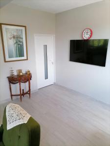 un soggiorno con tv e tavolo di Villa Orchidee a Trou aux Biches