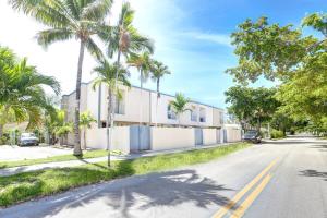 a street with palm trees and a building at The Hamptons Hideaway in Hollywood
