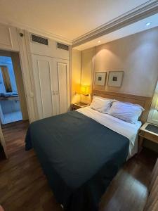 Katil atau katil-katil dalam bilik di Hotel Univer Pamplona Paulista Jardins com cozinha ótima localização 2105