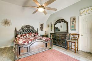 - une chambre avec un lit, une commode et un ventilateur de plafond dans l'établissement Residential Cul-De-Sac Suburban Memphis Hideaway!, à Lakeland