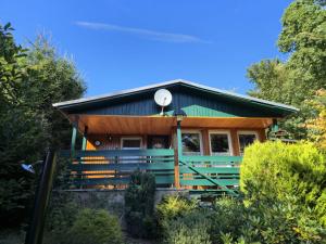 a small green house with a satellite at Ferienhaus Eichhörnchen in Dankerode