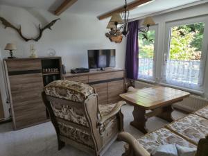 a living room with a table and a couch at Ferienhaus Eichhörnchen in Dankerode